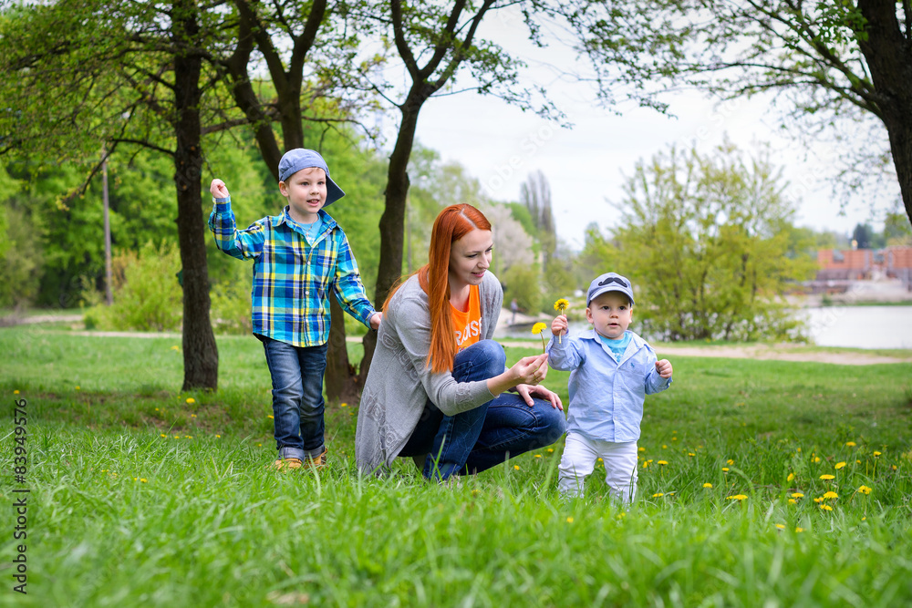Fototapeta premium matka bawi się naturą z dziećmi