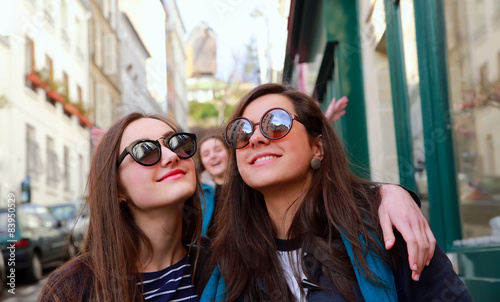 Canvas Print Happy beautiful student girls in Paris on the street