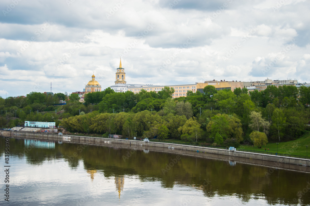 Obraz premium городской пейзаж с двумя зданиями в классическом стиле