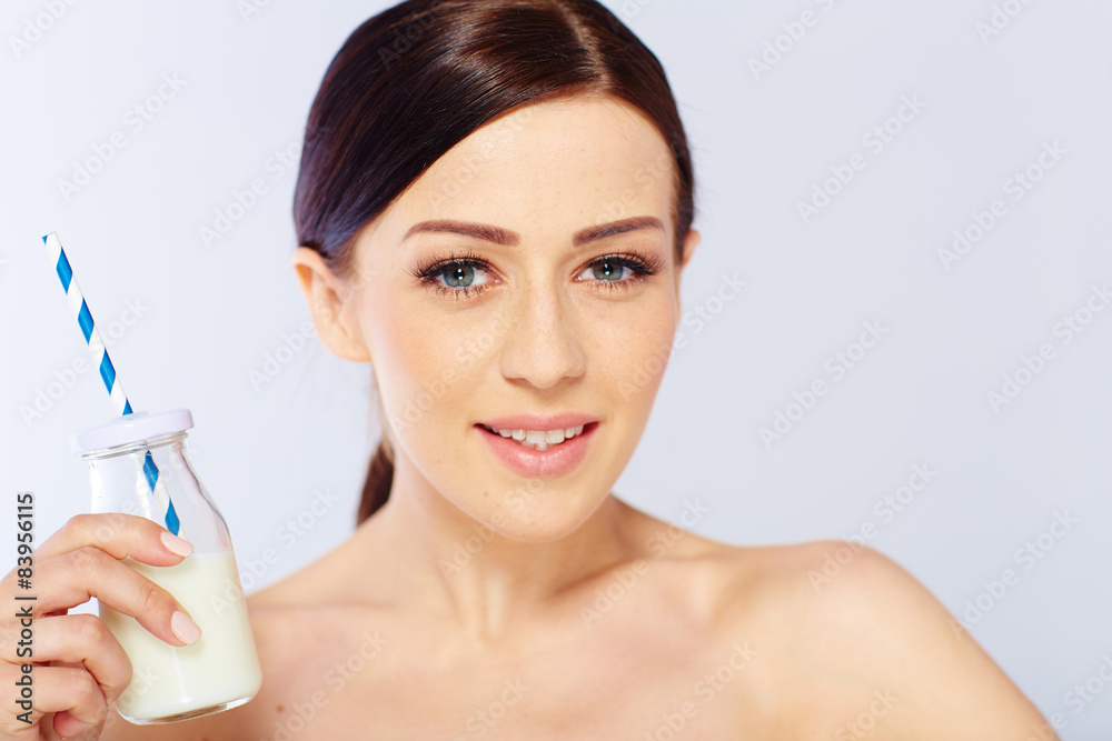junge frau mit einem glas milch in der hand