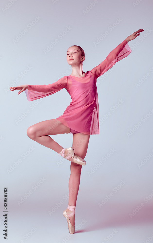 Obraz premium Young ballerina dancer showing her techniques