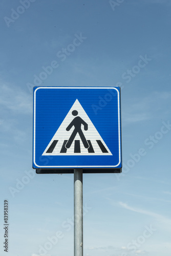 cartello stradale indicante attraversamento pedonale