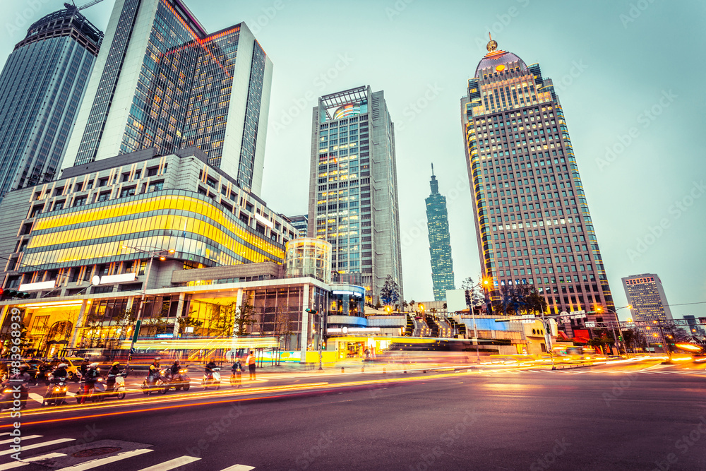 Obraz premium light trails in modern street