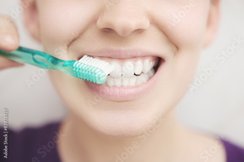 Donna con spazzolino denti photo