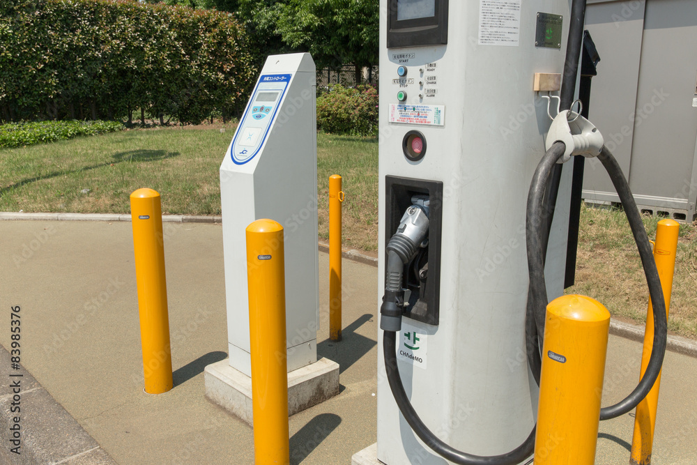 電気自動車用の充電器(高速道路のパーキングエリア) 電気自動車用の充電器(高速道路のパーキングエリア)