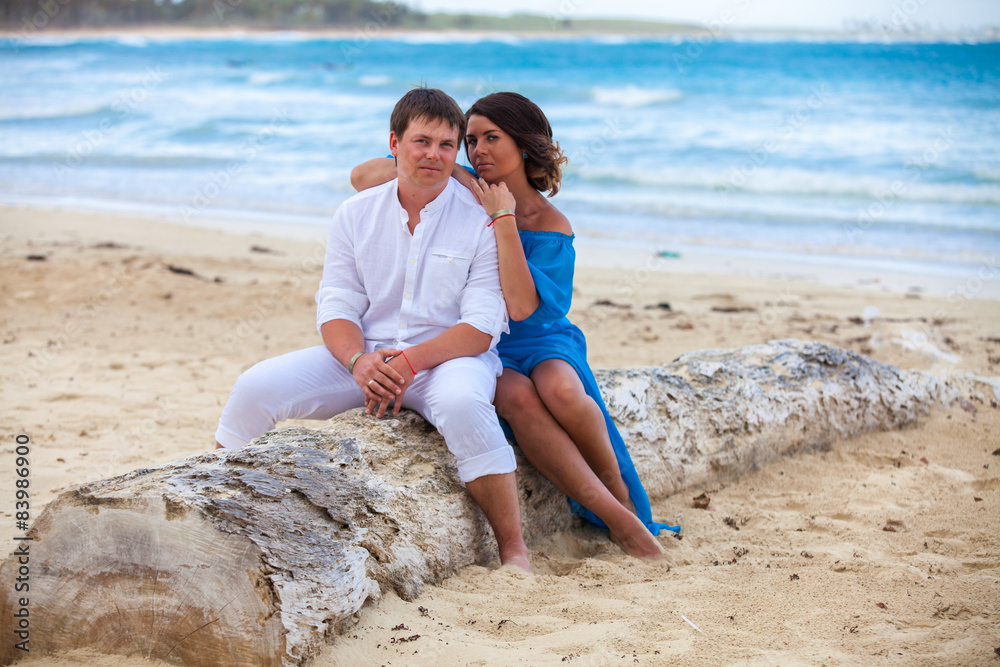 Fototapeta premium Beach couple walking on romantic travel.