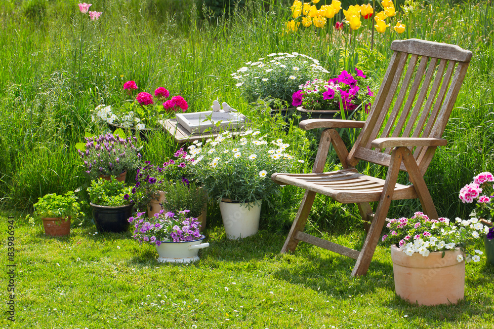 Idyllischer Sitzplatz im Garten Entspannen im eigenen Garten Stock
