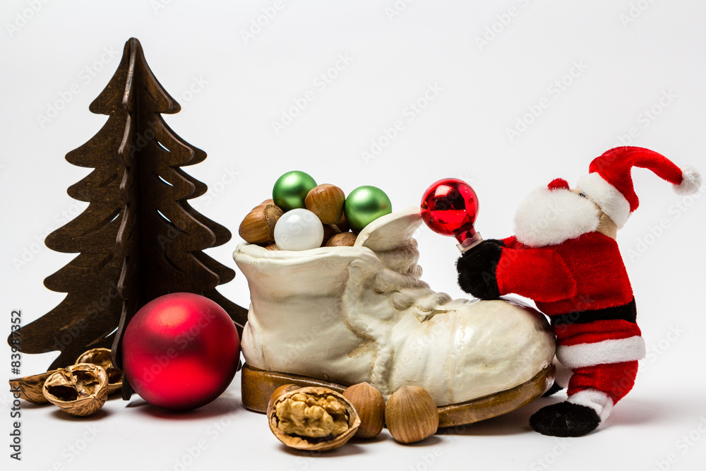 Santa Claus mit einem Schuh voller Geschenke