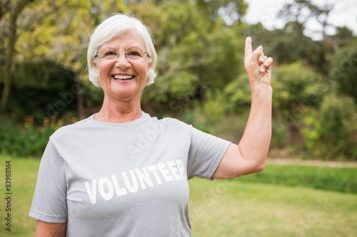 Cuadro en lienzo Happy volunteer grandmother with thumbs up