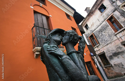 Statue of the kissing lovers