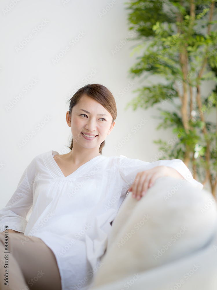 ソファでくつろぐ女性 ソファでくつろぐ女性