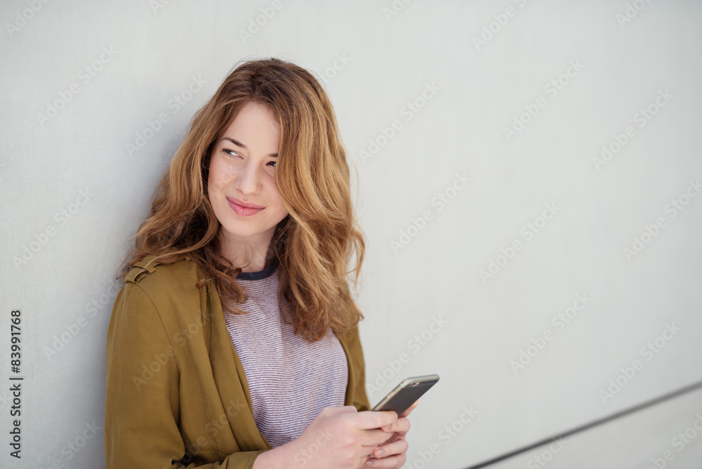moderne junge frau mit ihrem mobiltelefon moderne junge frau mit ihrem mobiltelefon