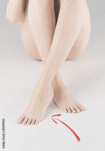 Gambe donna nude incrociate inicato piede sinistro photo