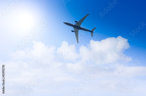 flugzeug fliegt in blauen himmel
