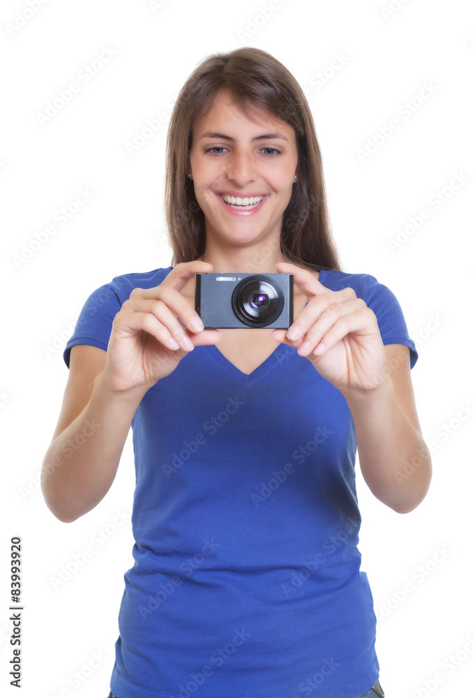 Junge Frau mit langen Haaren macht ein Foto Junge Frau mit langen Haaren macht ein Foto