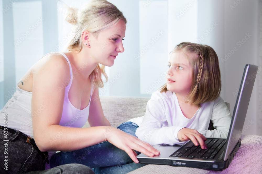 mutter mit kind am laptop mutter mit kind am laptop