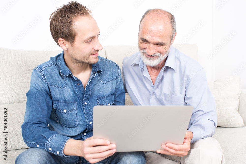Εκτύπωση καμβά Vater und älterer Sohn schauen aufs Laptop