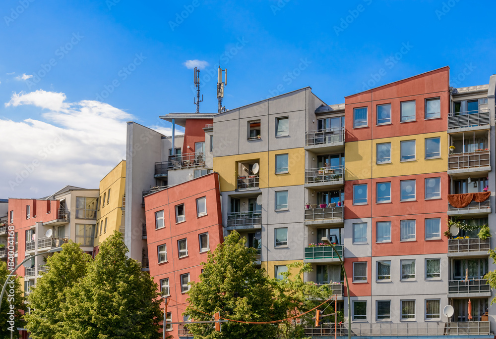 Wohnblock mit windschiefer Fassade in Berlin-Lichtenberg