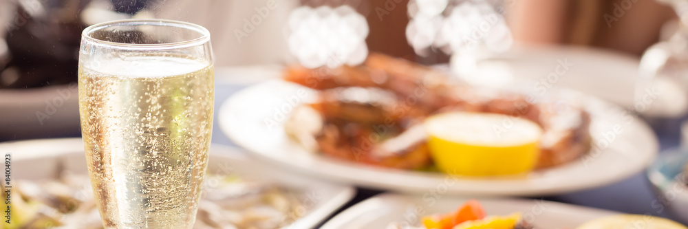 Φωτογραφία Italian cuisine. Glass of prosecco and variety of seafood