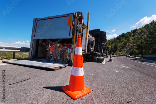 фотографія crashed truck
