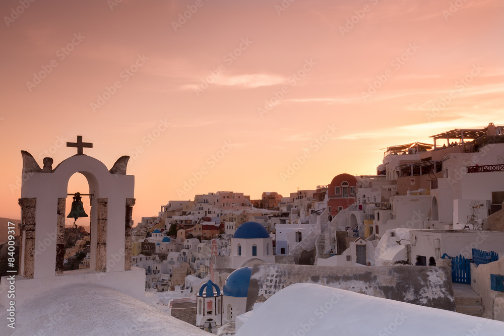 Fototapeta premium The sunset at Oia village in Santorini island in Greece