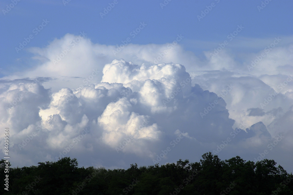 Obraz premium Błękitne niebo - chmury kłębiaste