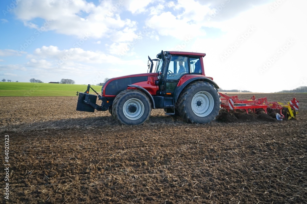 Ackerbau, Landwirt bei der Bodenbearbeitung Ackerbau, Landwirt bei der Bodenbearbeitung