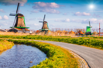 Keuken achterwand Molens Authentieke Zaanse molens aan water  © Andrew Mayovskyy
