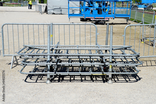 Gestapelte Absperrgitter im Freien