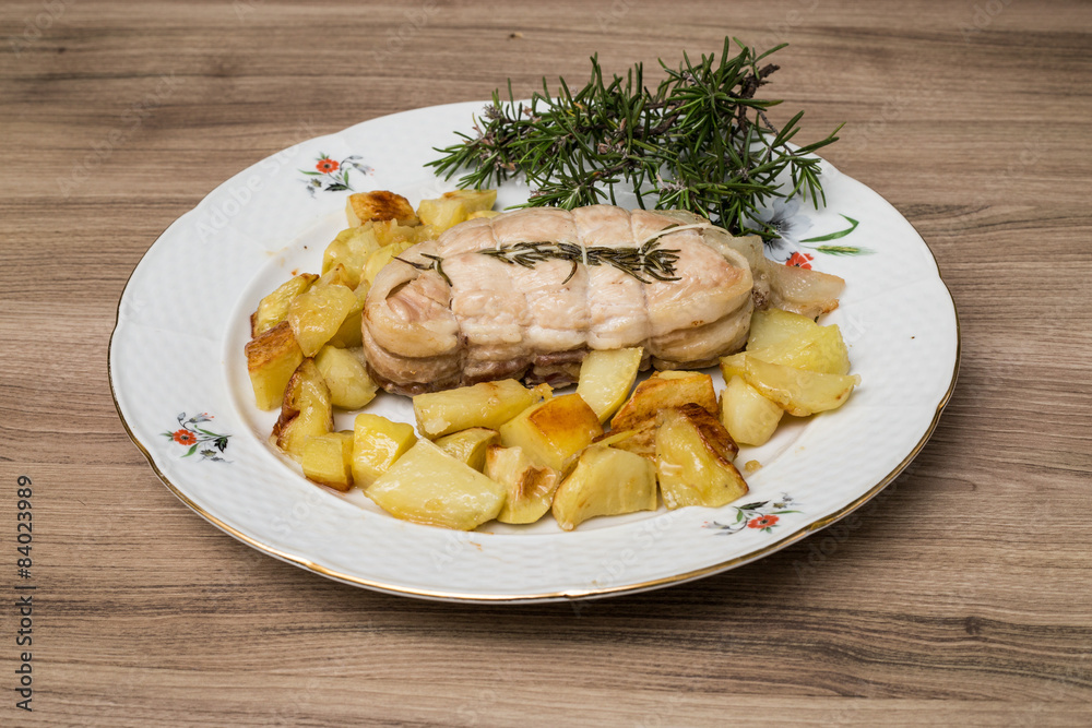 piatto ristorante di Arrosto di carne con patate e rosmarino piatto ristorante di Arrosto di carne con patate e rosmarino