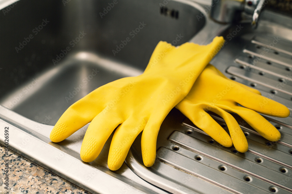guanti gialli lava piatti lavandino cucina ristorante Stock Photo