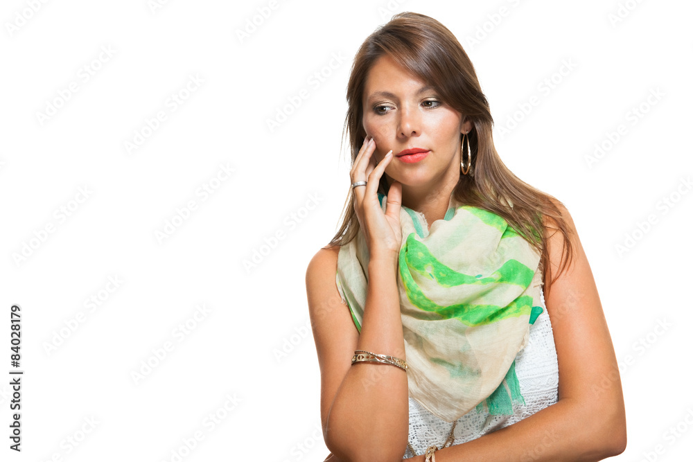 Portrait einer brünetten Frau mit verschrenketen Armen Portrait einer brünetten Frau mit verschrenketen Armen