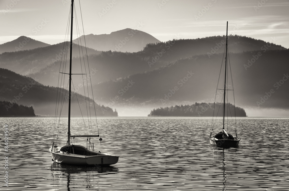 Naklejka premium sailboats and mountains