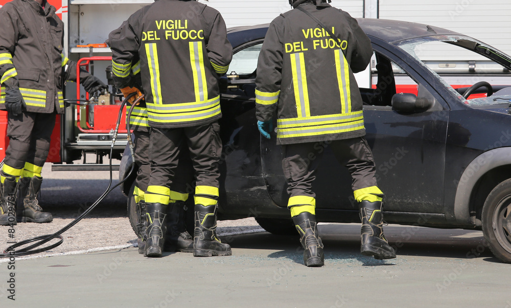 Obraz premium firefighters in action during the car accident