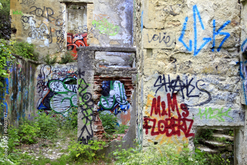 tags mur graffitis peinture ruine