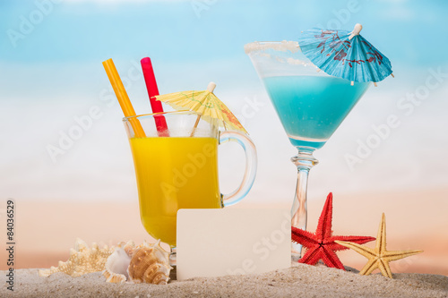 Canvas Print Coctails and blank paper in the sand
