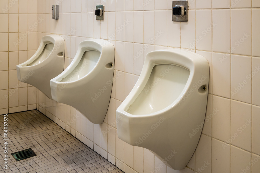 3 Männer Pissoir Stock-Foto | Adobe Stock