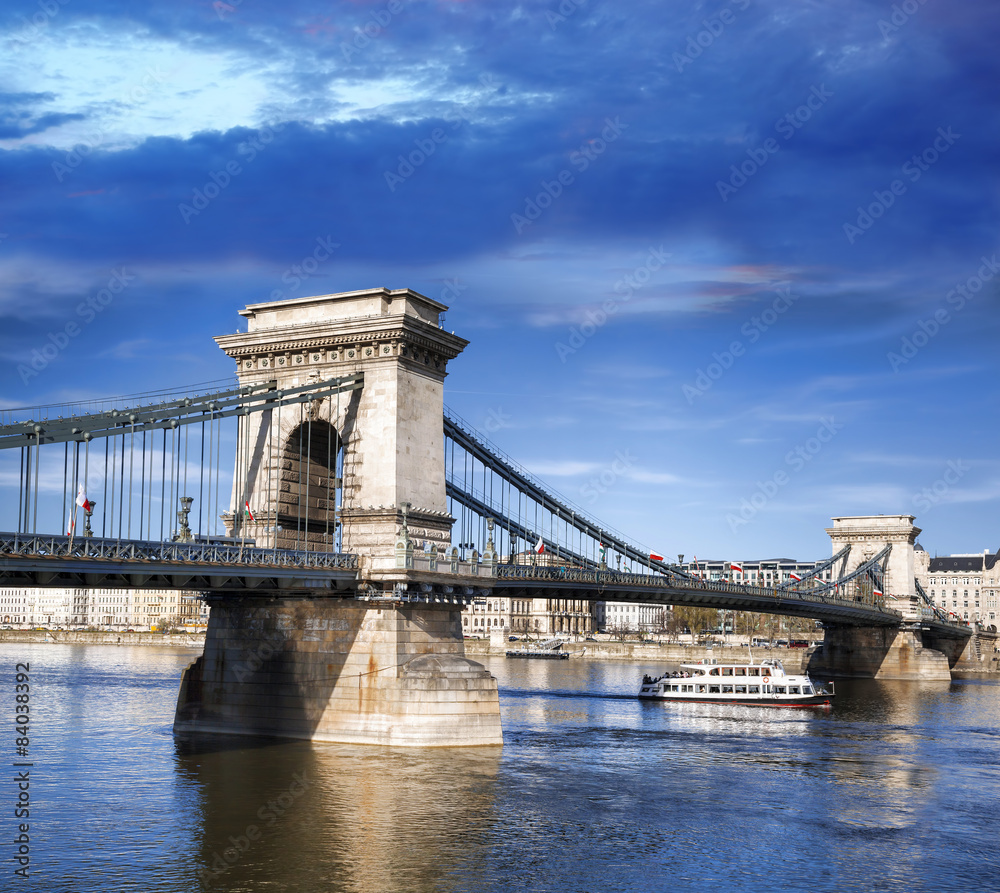 Obraz premium Chain Bridge in Budapest, capital city of Hungary