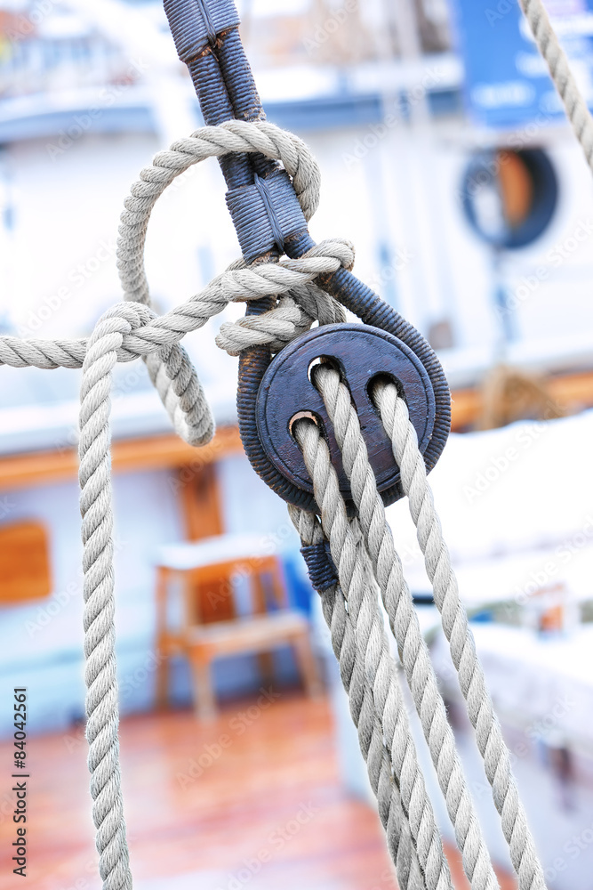 Obraz premium Ropes and fixing arrangements on a sailboat