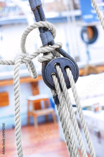 Ropes and fixing arrangements on a sailboat