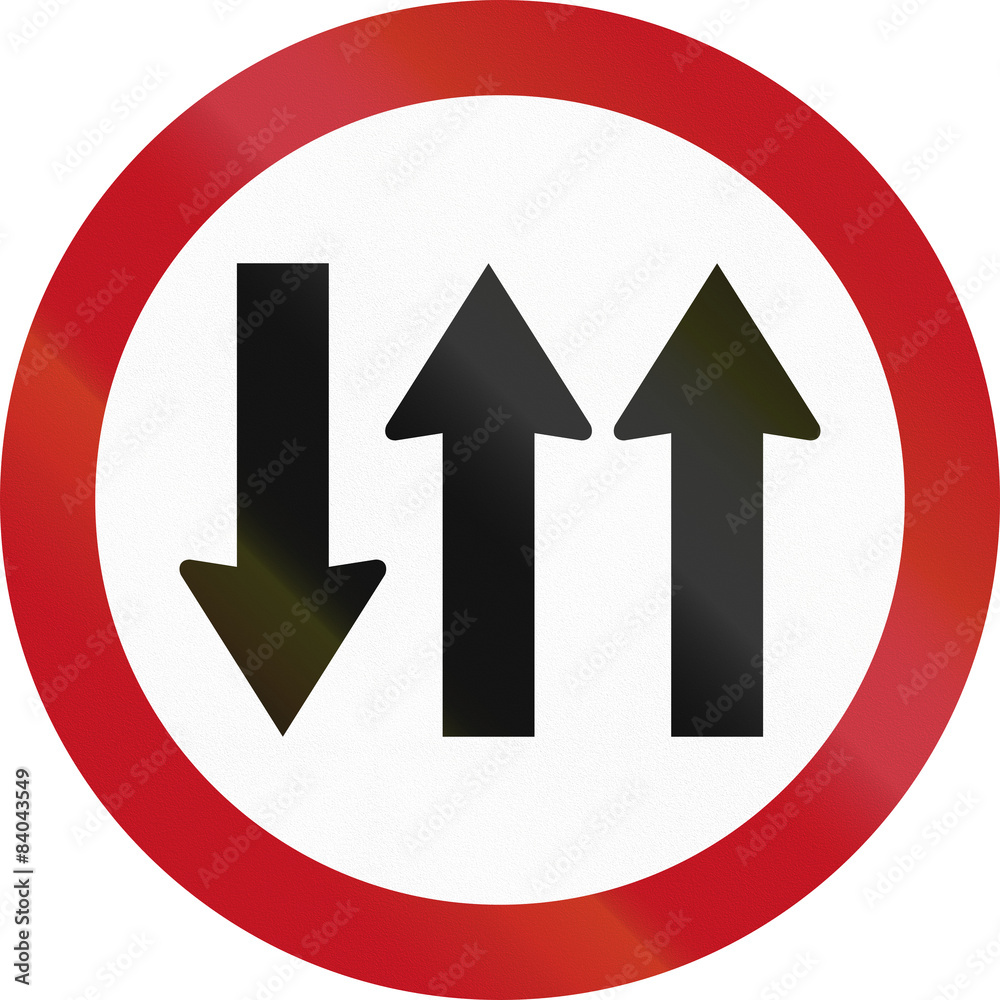Regulatory road sign in Colombia: Opposing traffic with three lanes Regulatory road sign in Colombia: Opposing traffic with three lanes
