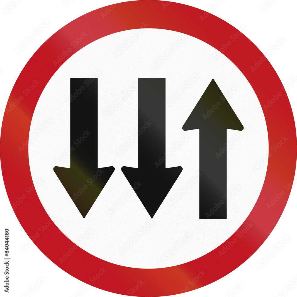 Regulatory road sign in Colombia: Opposing traffic with three lanes Regulatory road sign in Colombia: Opposing traffic with three lanes