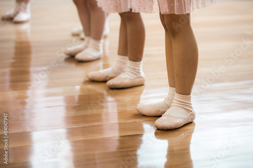kids's ballet feet line up learning