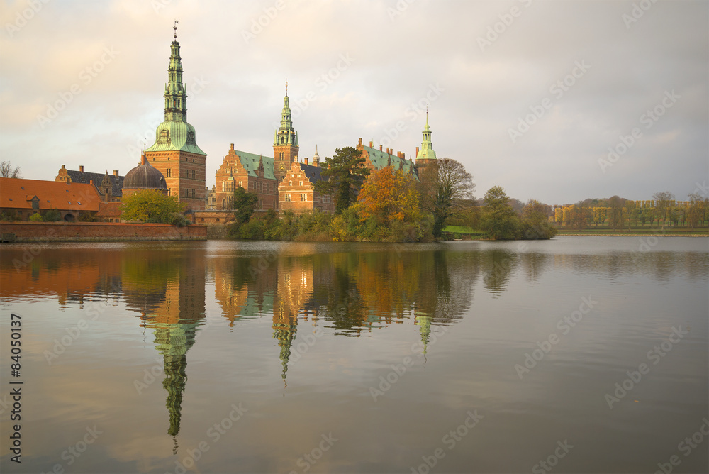 Замок Фредериксборг облачным ноябрьским вечером. Дания