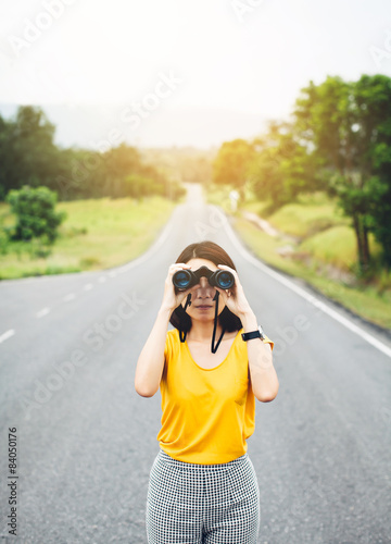 Obraz na płótnie Women and binoculars in hands, with focus on a binocular w salonie