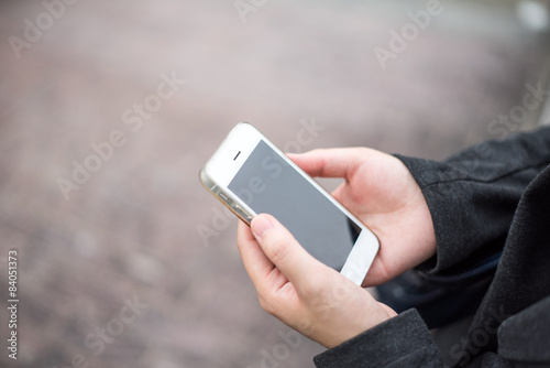 街中でスマホを見る女性