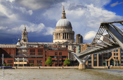 Foto Thunderstorm approaching St.Pauls cathedral