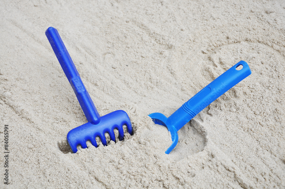 Kinderspielzeug in einem Sandkasten Kinderspielzeug in einem Sandkasten