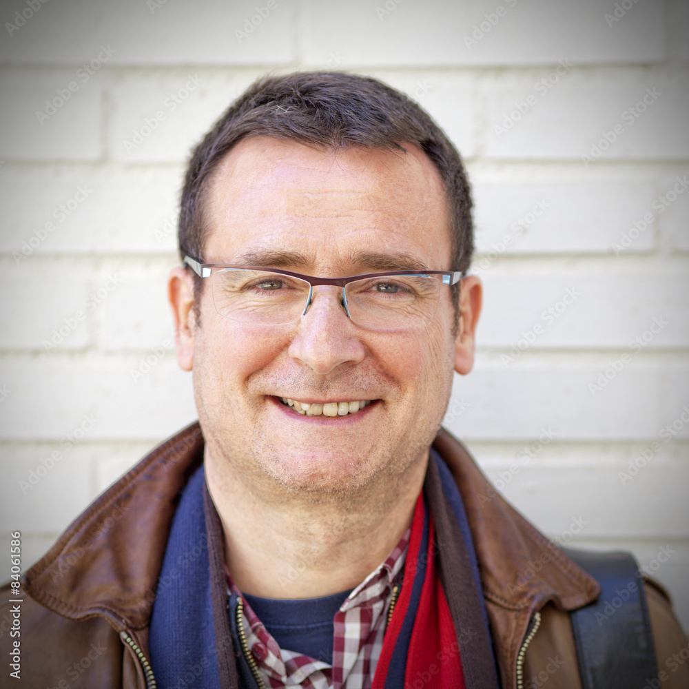 Hombre de cincuenta años con gafas sonriendo