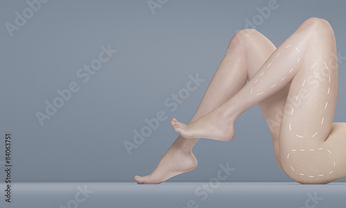 Gambe donna depilate distese con muscoli segnati  photo